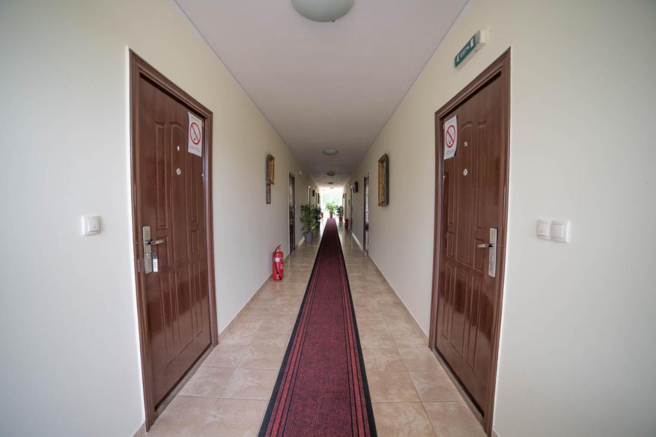 Aparthotel Prenociste Leona à Veliko Gradište Extérieur photo