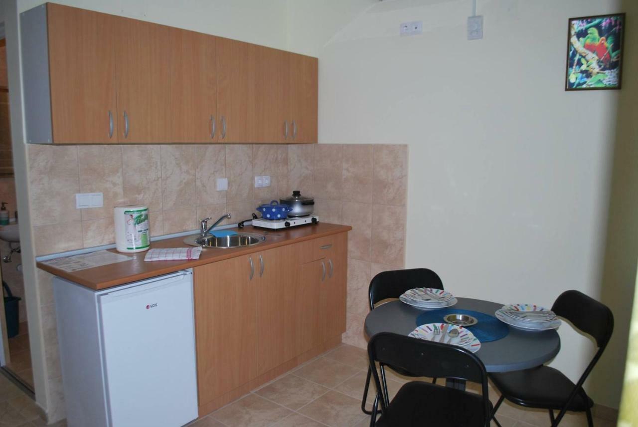 Aparthotel Prenociste Leona à Veliko Gradište Extérieur photo