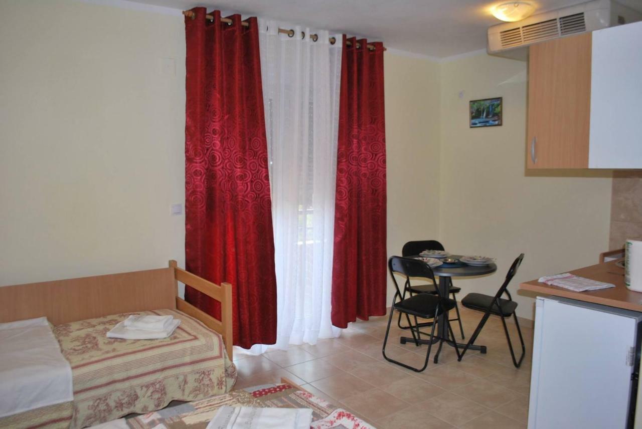Aparthotel Prenociste Leona à Veliko Gradište Extérieur photo